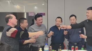 職人の魂に敬意を表してグラスを掲げ、手を取り合い、共に新たな旅に出よう